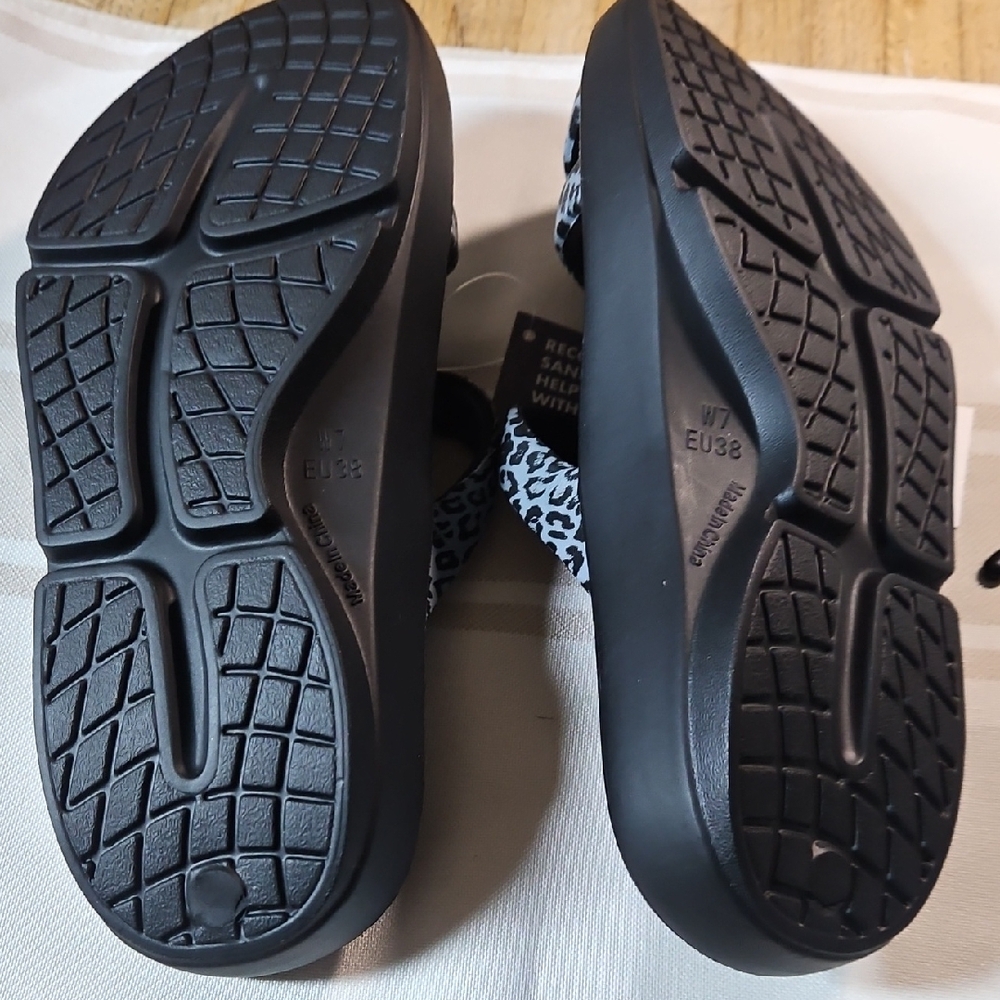Leopard Print Slide Sandals for problem Feet - Picture 6 of 8